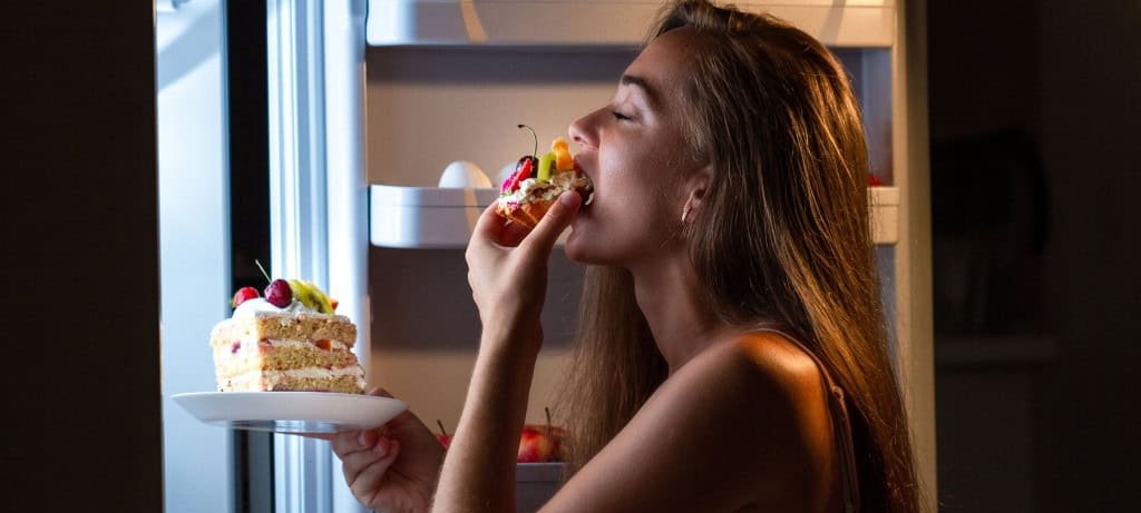 Jantar após as 21h pode aumentar riscos de obesidade, diabetes e doenças cardíacas - Imagem do artigo