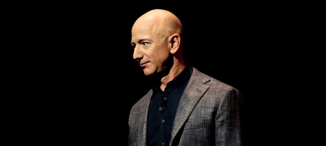 Jeff Bezos vê bolha na inteligência artificial, mas aposta em retorno social a longo prazo - Imagem do artigo