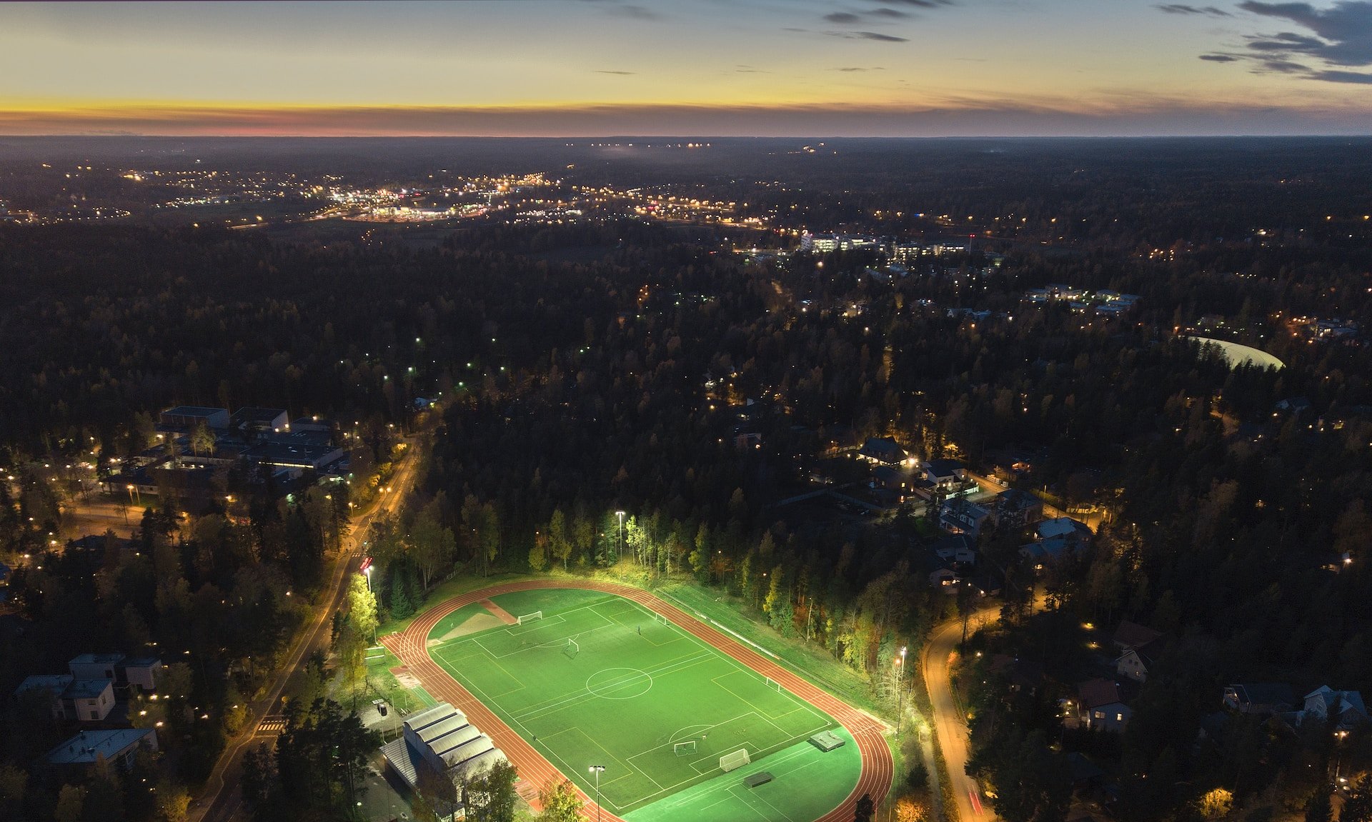 Guia detalha requisitos técnicos para iluminação de quadras esportivas com refletores LED - Imagem do artigo