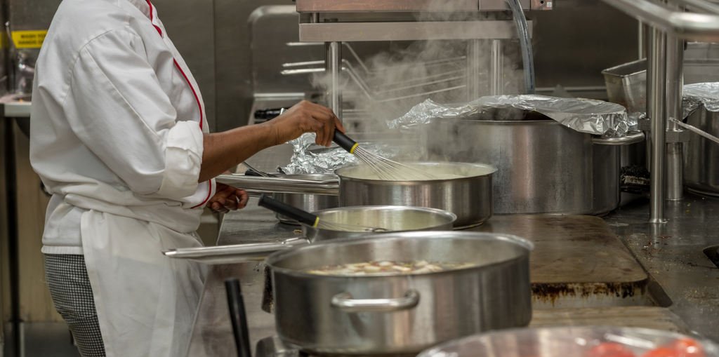 Luter LED ressalta critérios para iluminação eficiente em cozinhas industriais - Imagem do artigo