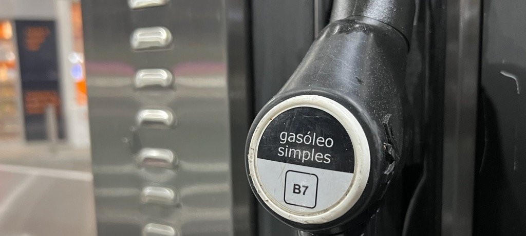 Diesel deve subir 1,5 centavos e gasolina cair 0,5 centavo a partir de segunda-feira - Imagem do artigo